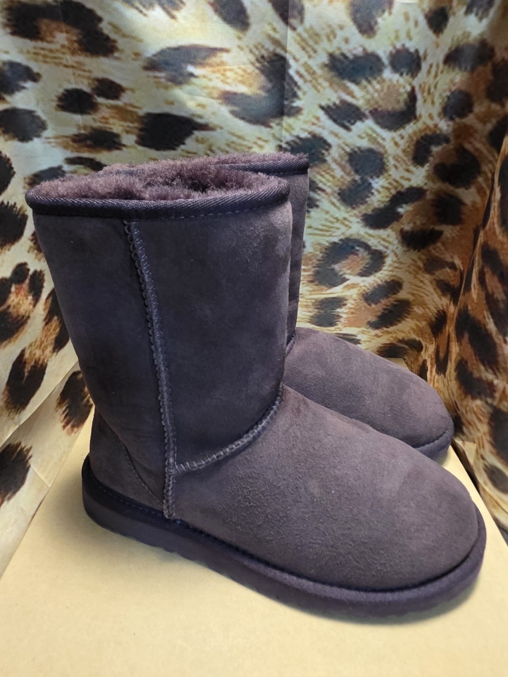 UGG CLASSIC SHORT Boots in Eggplant - Size 6